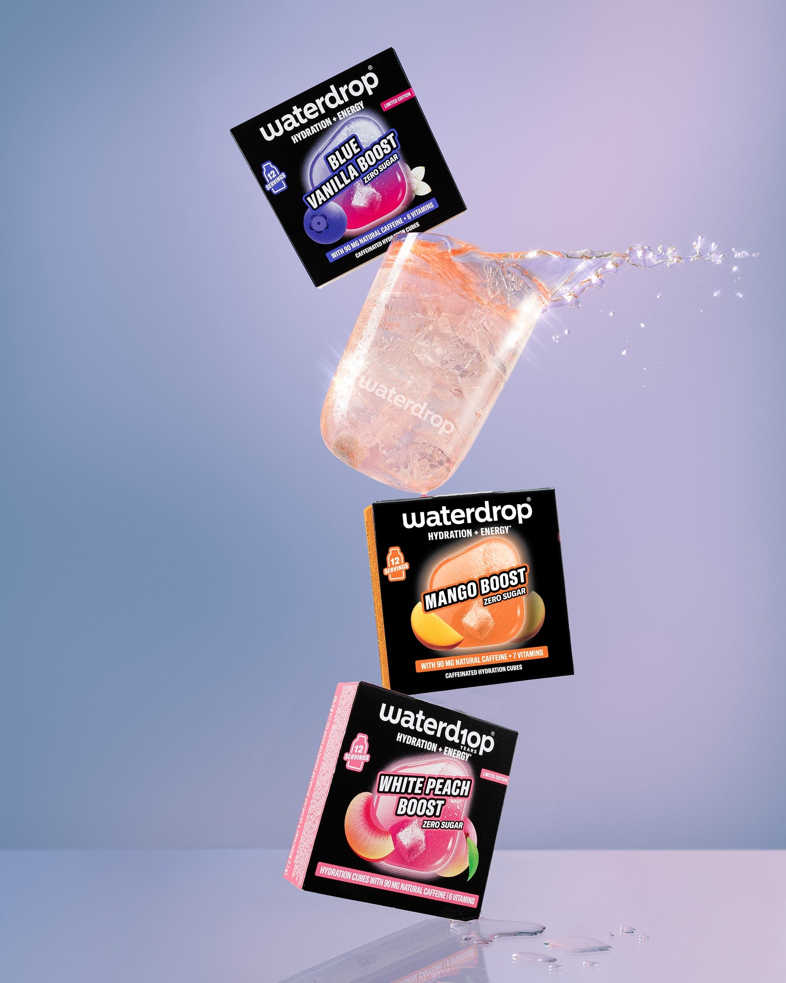 Plutajući Waterdrop Boost paketići u zraku iznad plavog gradientnog ozadja.